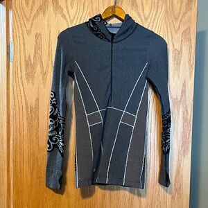 Athleta Black and Gray Patterned Top